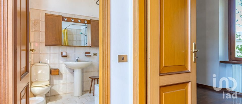 Casale 5 locali di 190 m² in Fino Mornasco (22073)