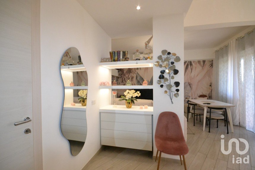 Three-room apartment of 90 m² in Genova (16157)