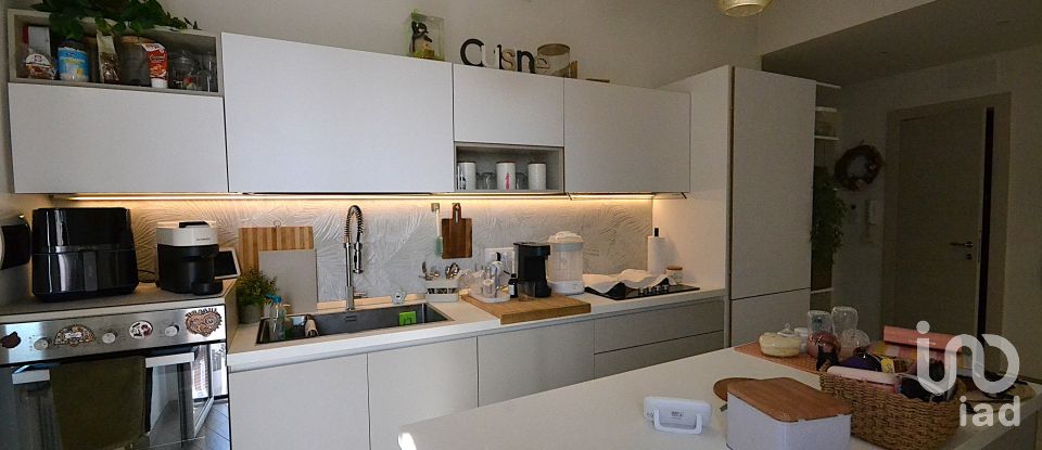 Three-room apartment of 90 m² in Genova (16157)