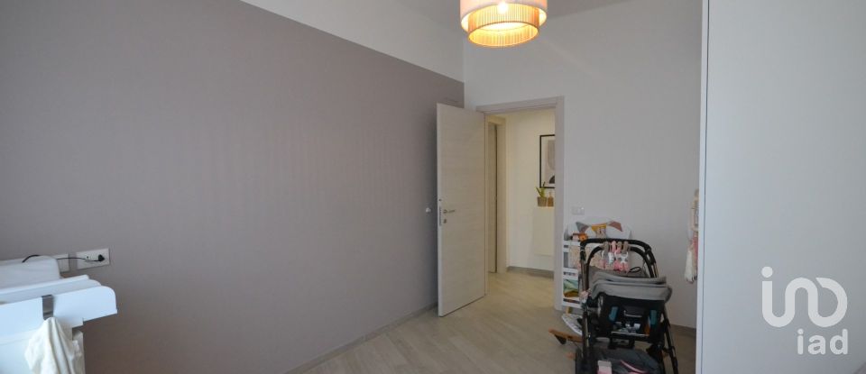 Three-room apartment of 90 m² in Genova (16157)