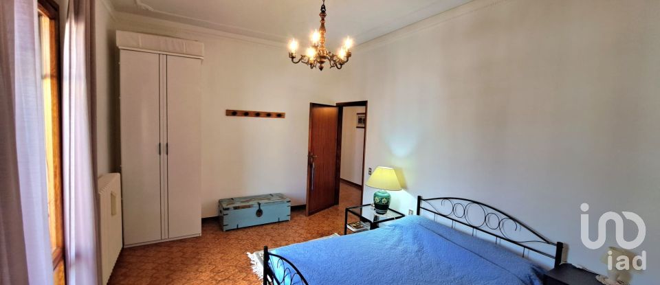 House boat 11 rooms of 261 m² in Vinci (50059)