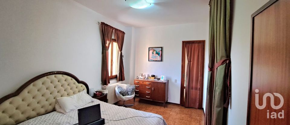 House boat 11 rooms of 261 m² in Vinci (50059)