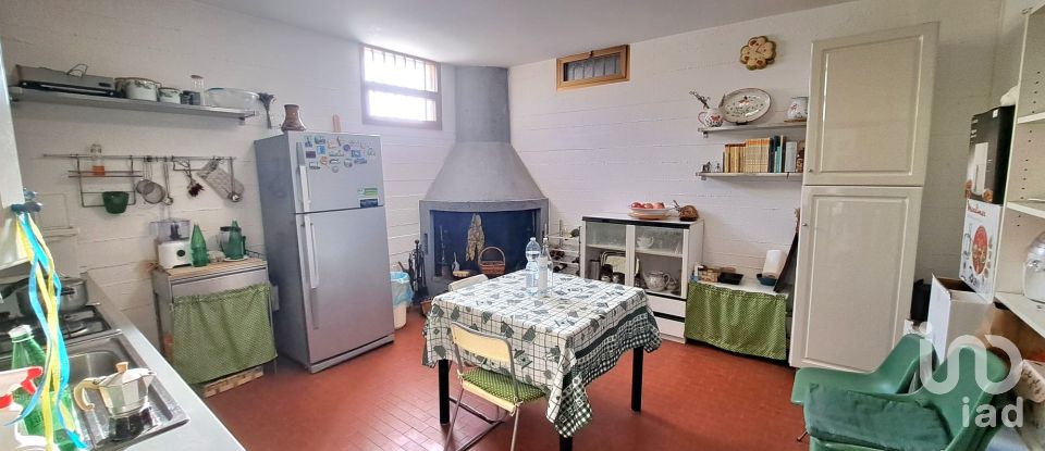 House boat 11 rooms of 261 m² in Vinci (50059)