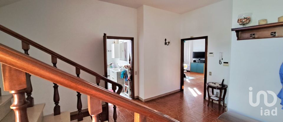 House boat 11 rooms of 261 m² in Vinci (50059)