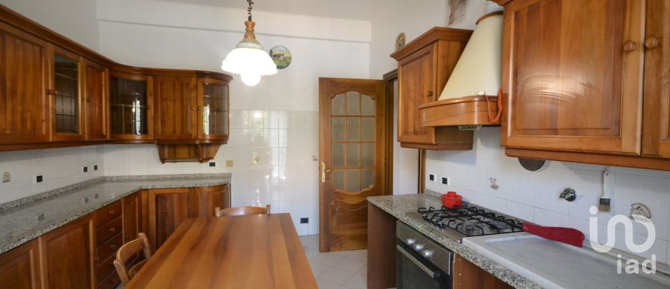 Four-room apartment of 80 m² in Genova (16149)
