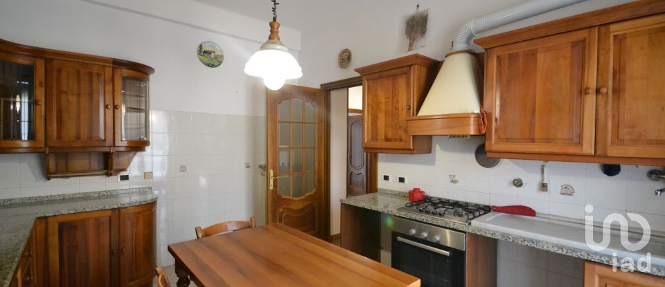 Four-room apartment of 80 m² in Genova (16149)