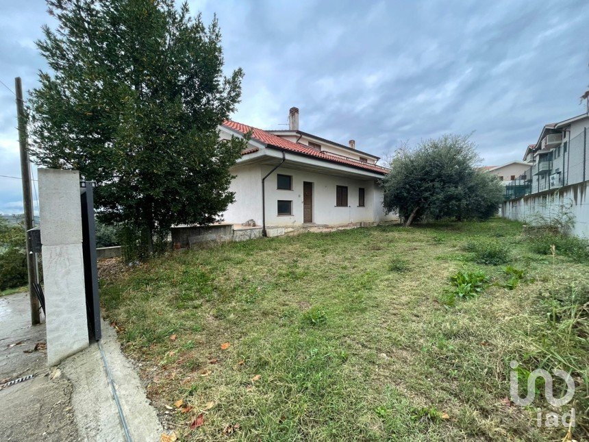 Casa indipendente 13 locali di 325 m² in Pianella (65019)