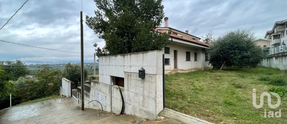 Casa indipendente 13 locali di 325 m² in Pianella (65019)