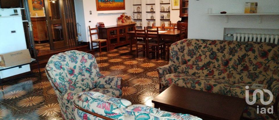 Casale 12 locali di 400 m² in Macerata (62100)