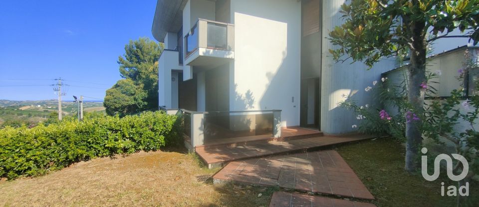 Casa indipendente / Villa 13 locali di 250 m² in Offida (63073)