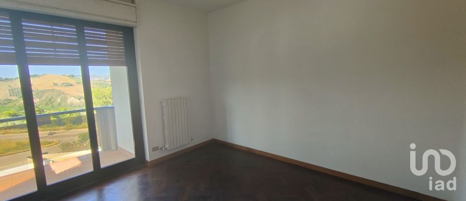 Casa indipendente / Villa 13 locali di 250 m² in Offida (63073)