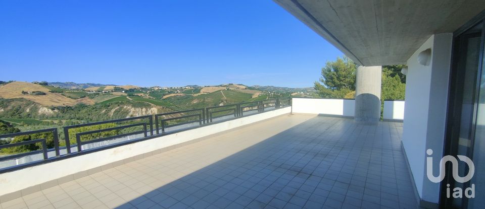 Casa indipendente / Villa 13 locali di 250 m² in Offida (63073)