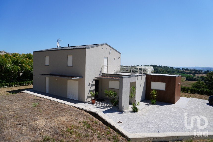 Casale 4 locali di 220 m² in Macerata (62100)