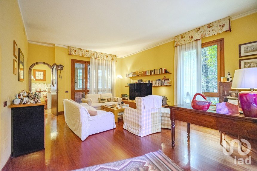Apartment 5 rooms of 170 m² in Milano (20125)
