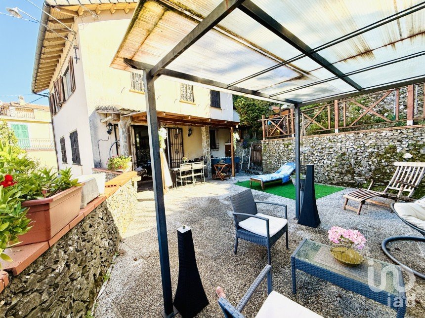 Farm 9 rooms of 203 m² in Bargagli (16021)