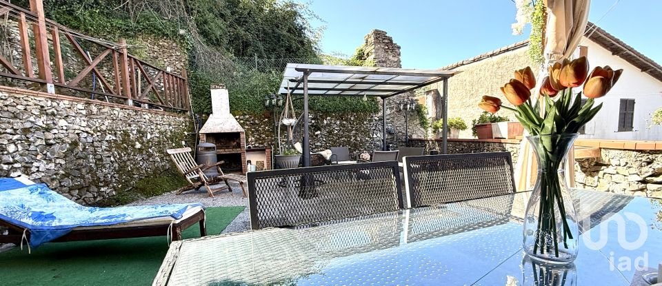 Farm 9 rooms of 203 m² in Bargagli (16021)