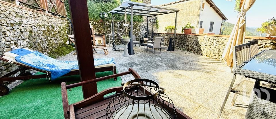 Farm 9 rooms of 203 m² in Bargagli (16021)