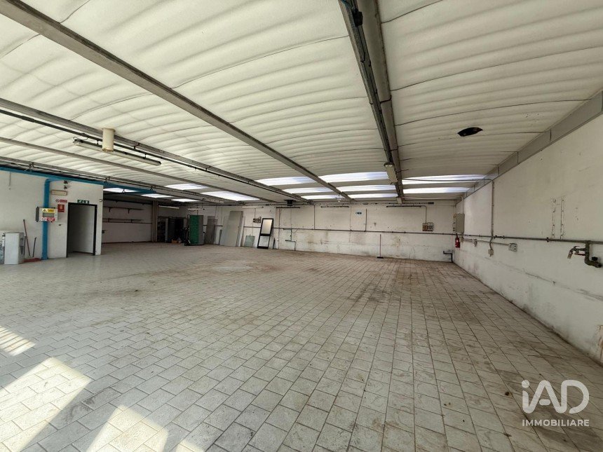 Warehouse of 340 m² in Arezzo (52100)