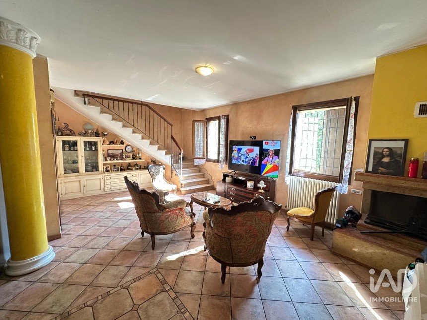 House 4 rooms of 130 m² in Cavezzo (41032)