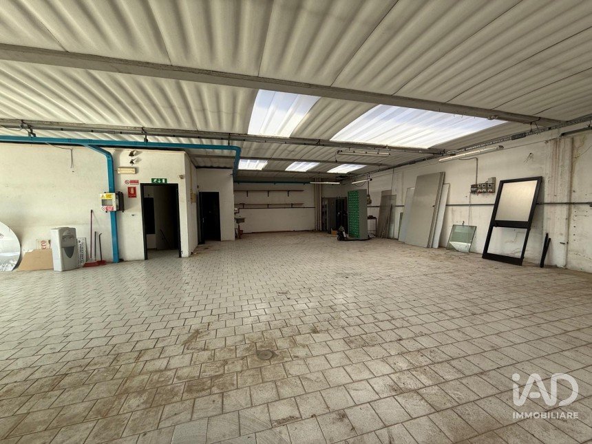 Capannone di 340 m² in Arezzo (52100)