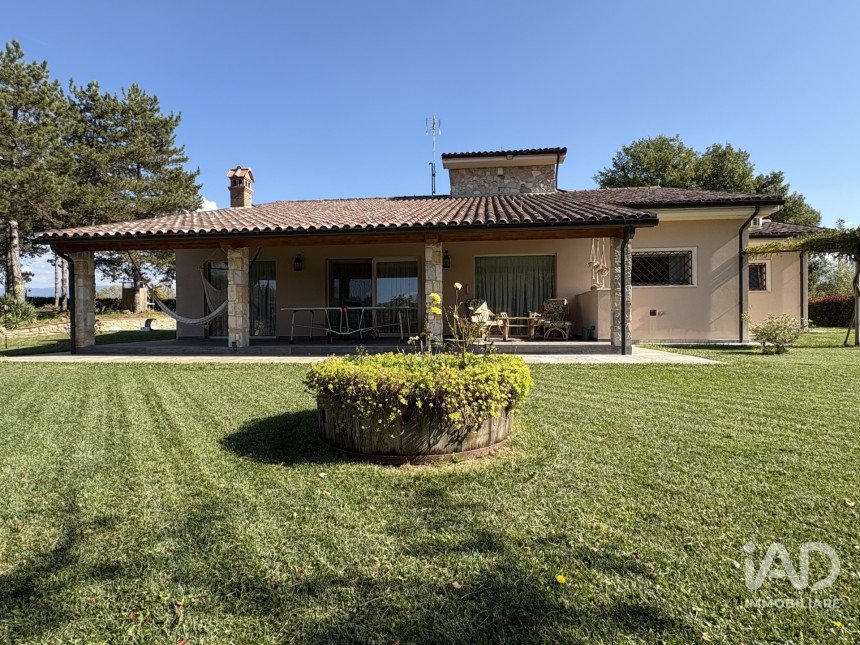 Casale 6 locali di 275 m² in Arezzo (52100)