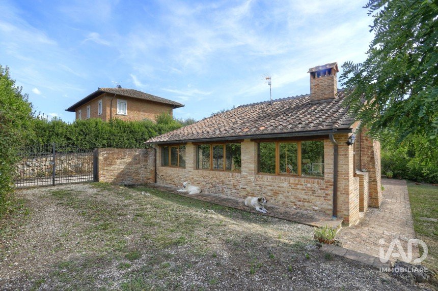 Casale 6 locali di 185 m² in Sovicille (53018)