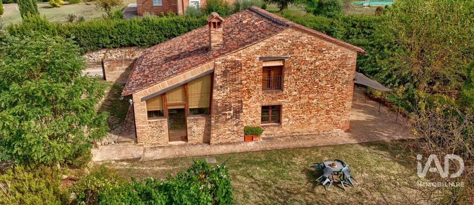Casale 6 locali di 185 m² in Sovicille (53018)