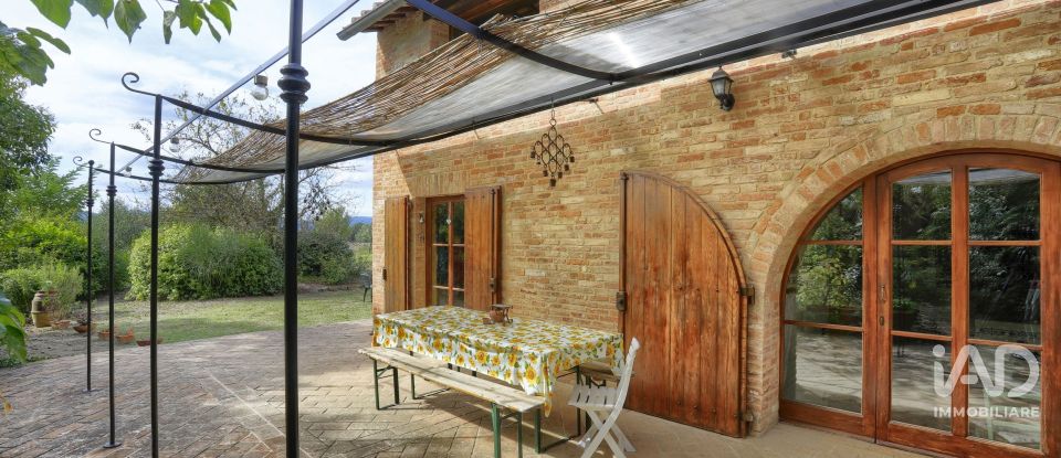 Casale 6 locali di 185 m² in Sovicille (53018)