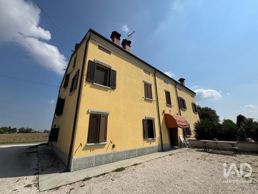 Casa indipendente / Villa 6 locali di 205 m² in Mirandola (41037)