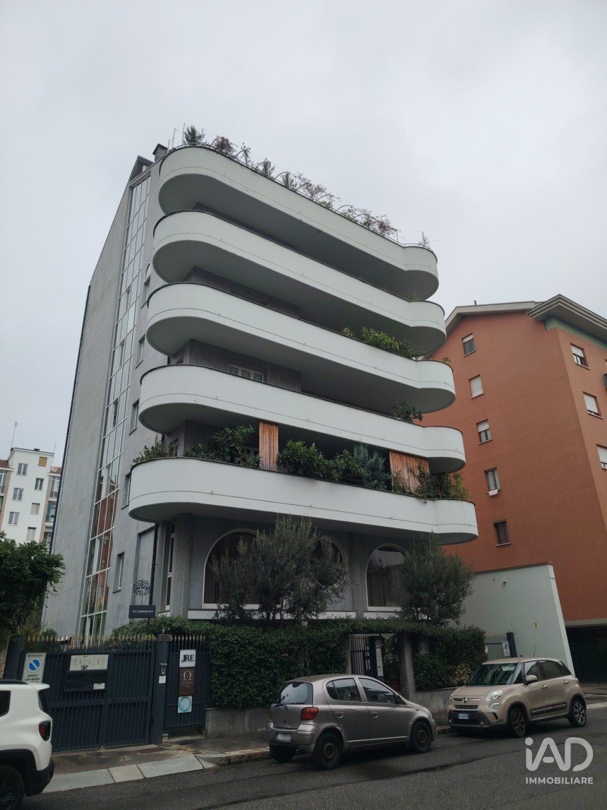 Shop / premises commercial of 220 m² in Torino (10135)