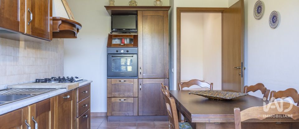 House 6 rooms of 199 m² in Urbino (61029)