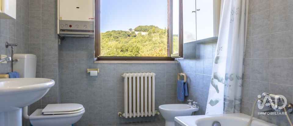 House 6 rooms of 199 m² in Urbino (61029)