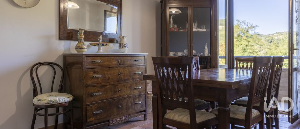 House 6 rooms of 199 m² in Urbino (61029)