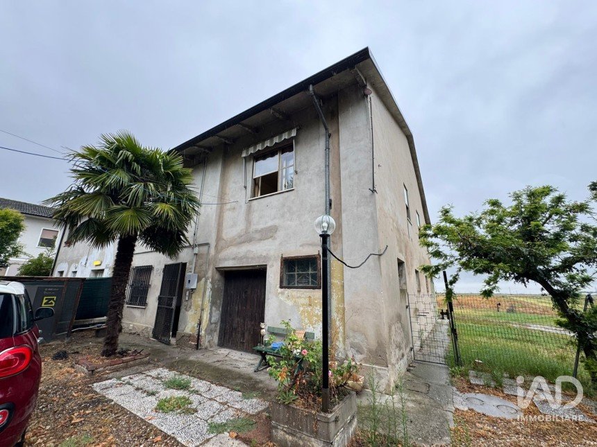 House 4 rooms of 175 m² in Mirandola (41037)