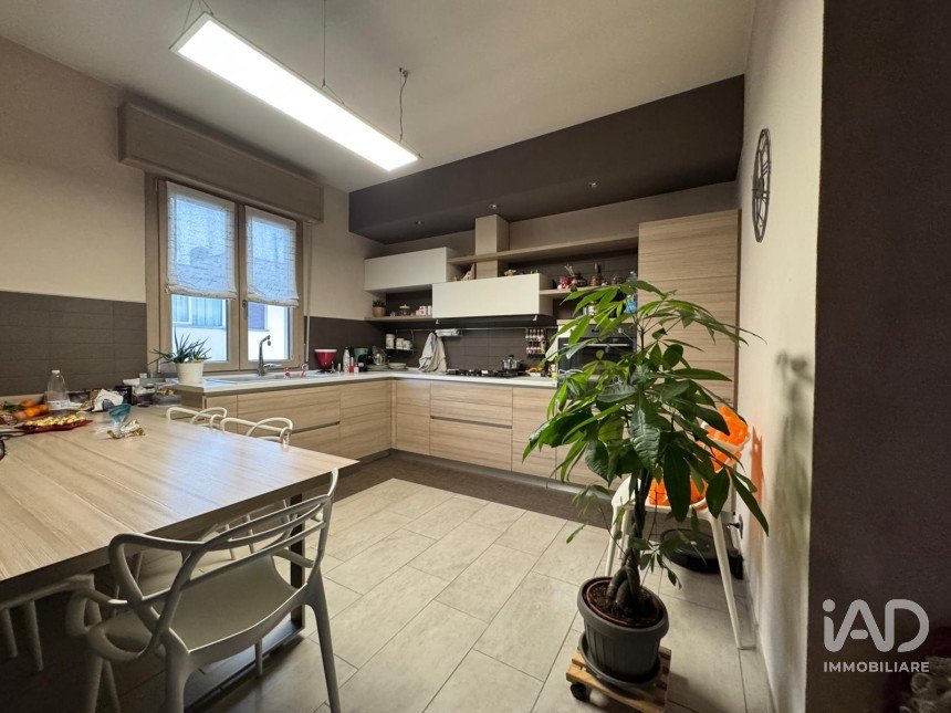 Farm 5 rooms of 210 m² in Mirandola (41037)