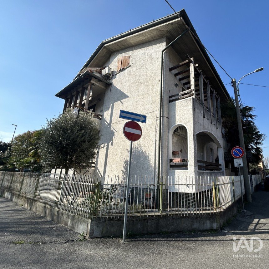 Four-room apartment of 110 m² in Nova Milanese (20834)