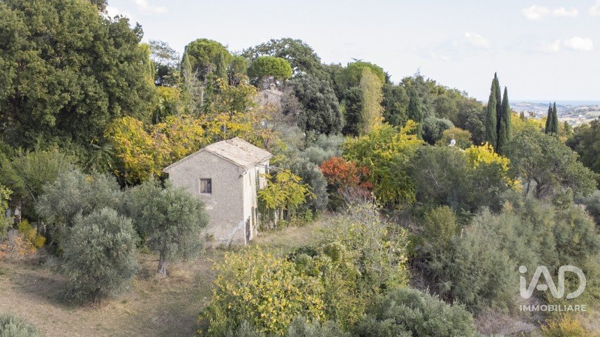 Casa indipendente / Villa 4 locali di 250 m² in Osimo (60027)