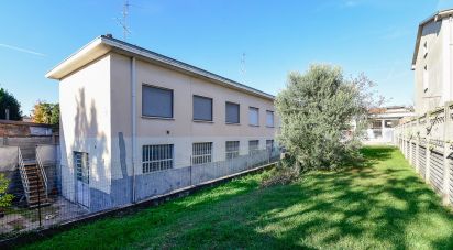 Casa indipendente / Villa 5 locali di 320 m² in Meda (20821)
