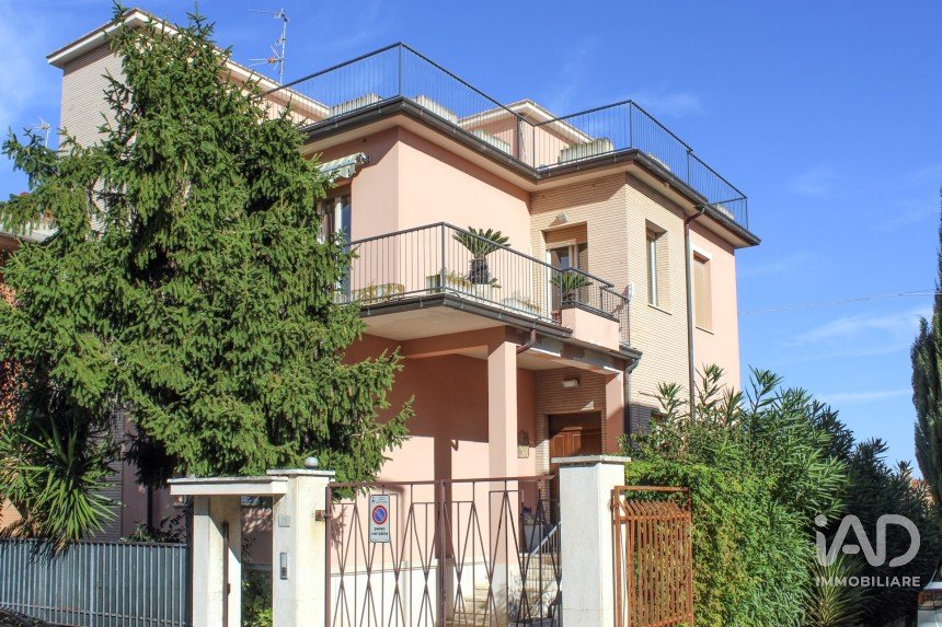 Townhouse 10 rooms of 300 m² in Porto Sant'Elpidio (63821)