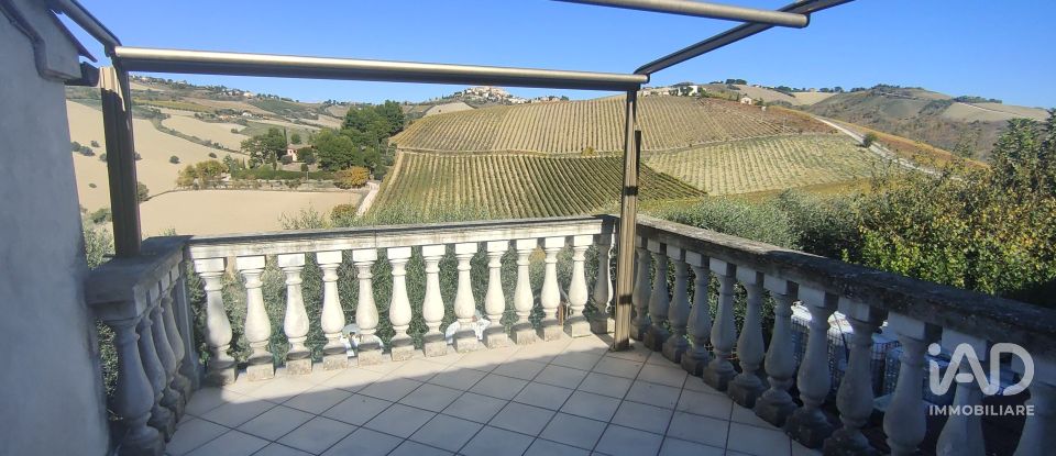 Casa indipendente / Villa 8 locali di 230 m² in Cossignano (63067)