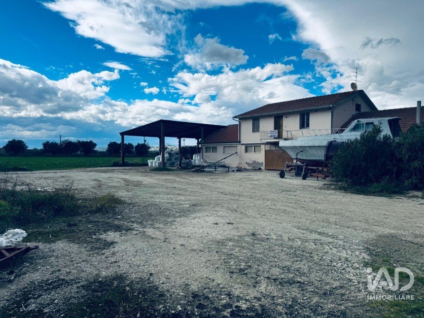 Rifugio 10 locali di 400 m² in Controguerra (64010)