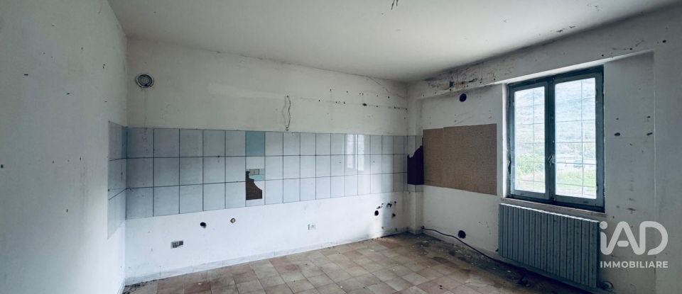 Rifugio 10 locali di 400 m² in Controguerra (64010)