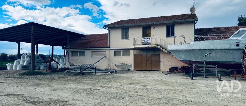 Rifugio 10 locali di 400 m² in Controguerra (64010)