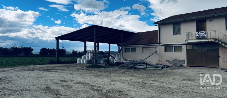 Rifugio 10 locali di 400 m² in Controguerra (64010)