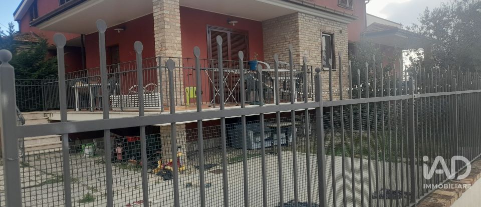 Villa Bifamiliare 16 locali di 216 m² in Roseto degli Abruzzi (64026)
