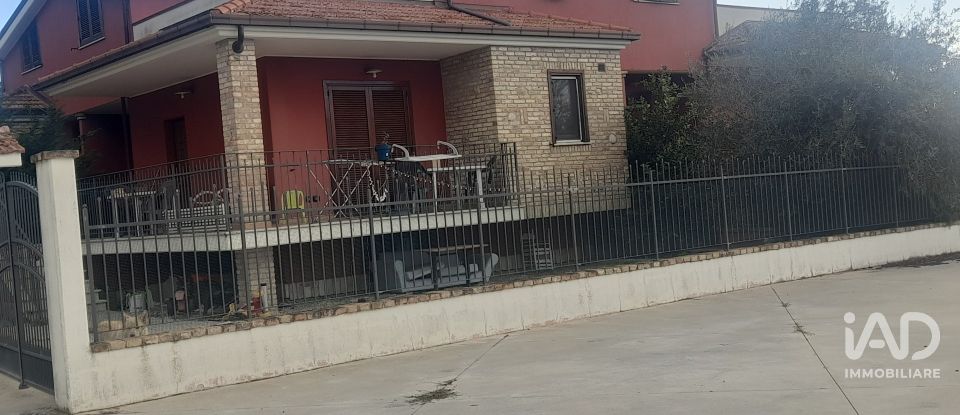 Villa Bifamiliare 16 locali di 216 m² in Roseto degli Abruzzi (64026)