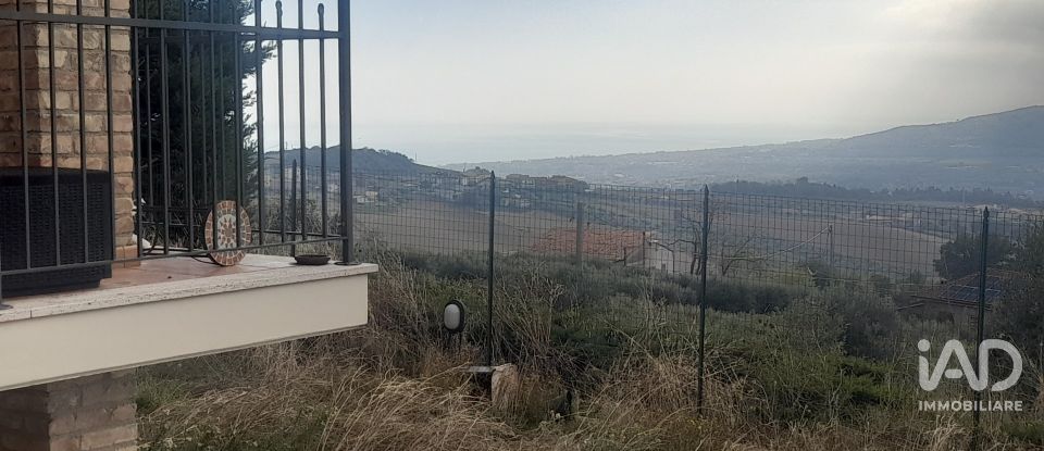 Villa Bifamiliare 16 locali di 216 m² in Roseto degli Abruzzi (64026)