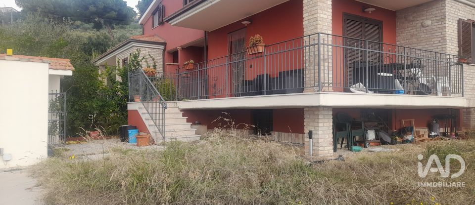 Villa Bifamiliare 16 locali di 216 m² in Roseto degli Abruzzi (64026)