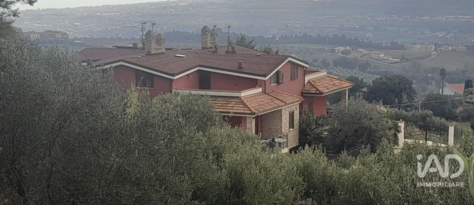 Villa Bifamiliare 16 locali di 216 m² in Roseto degli Abruzzi (64026)