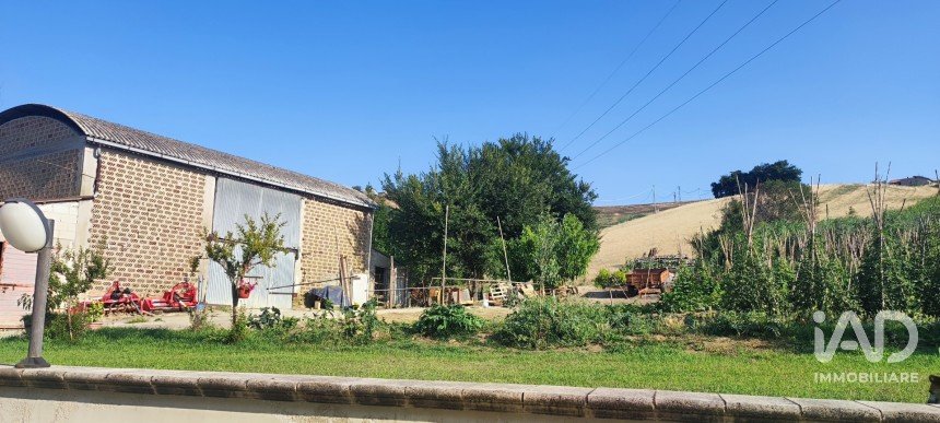 Land of 46,000 m² in Pineto (64025)